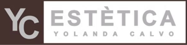 Logotipo de "YC Est&eacute;tica Yolanda Calvo" con texto gris sobre un rect&aacute;ngulo blanco junto a un cuadrado marr&oacute;n