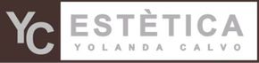 Logotipo de "YC Est&eacute;tica Yolanda Calvo" con texto gris sobre un rect&aacute;ngulo blanco junto a un cuadrado marr&oacute;n