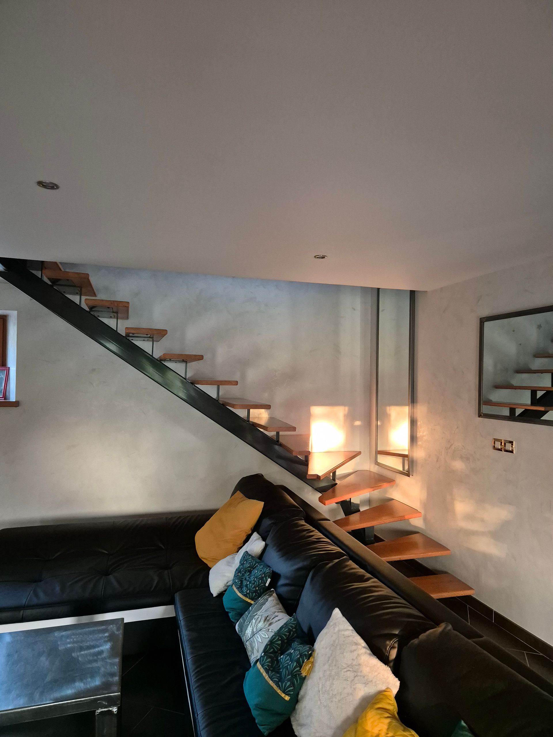 Escalier en fer avec des marches en bois