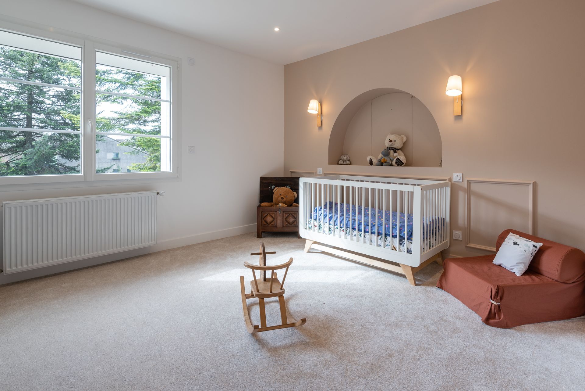 Chambre d'enfant avec une moquette