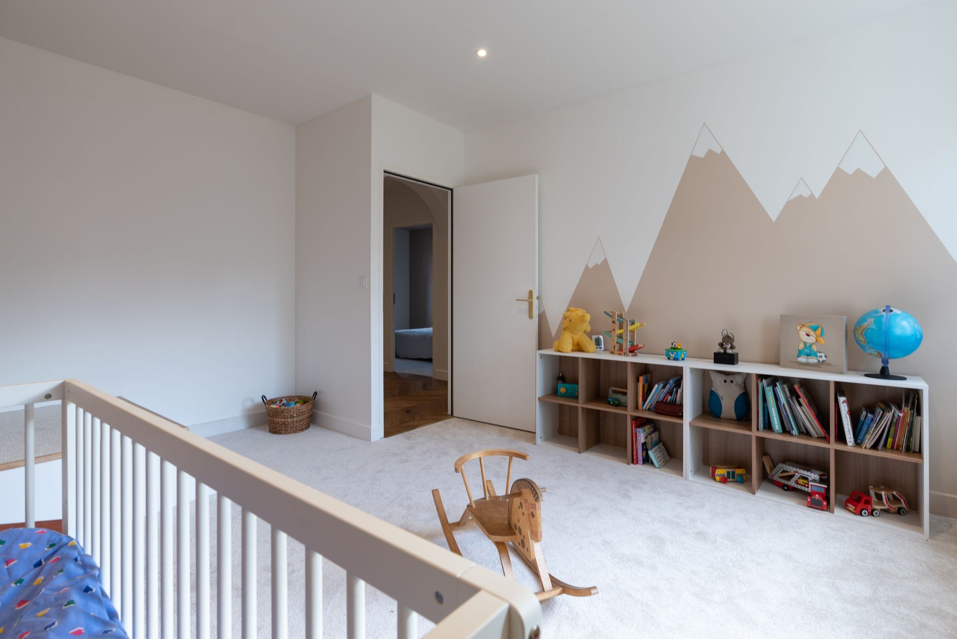 Chambre d'enfant avec des motifs sur les murs