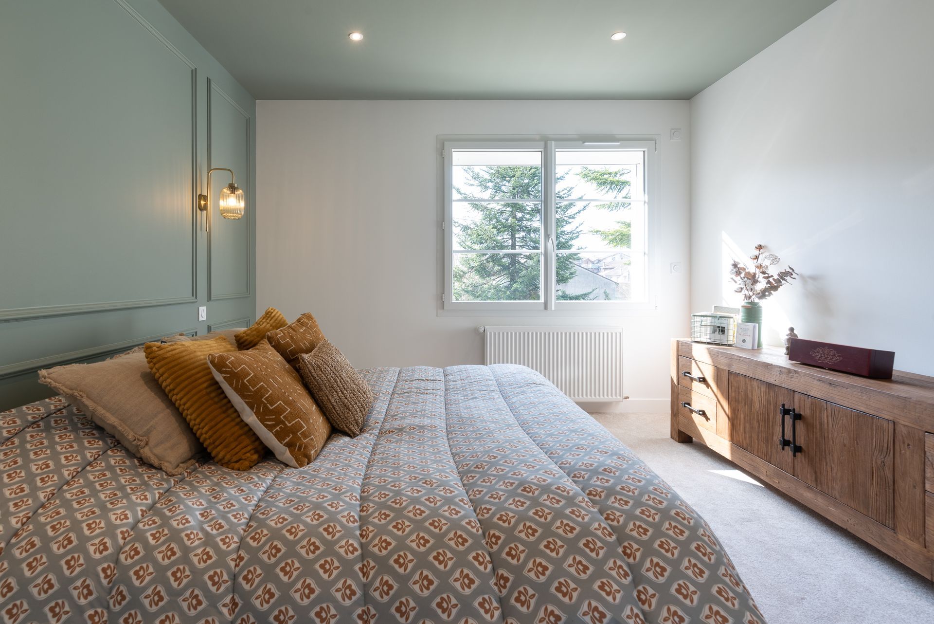 Chambre d'adultes avec un mur et le plafond coloré