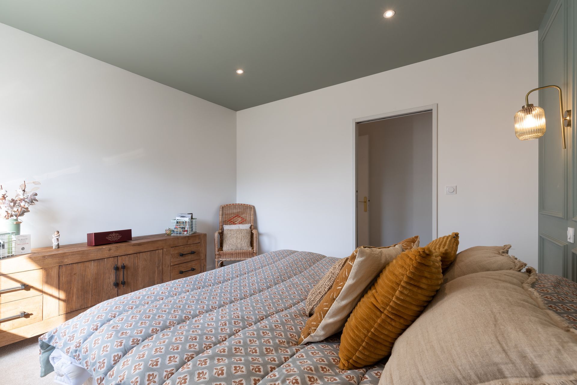 Chambre d'adulte avec une commode en bois