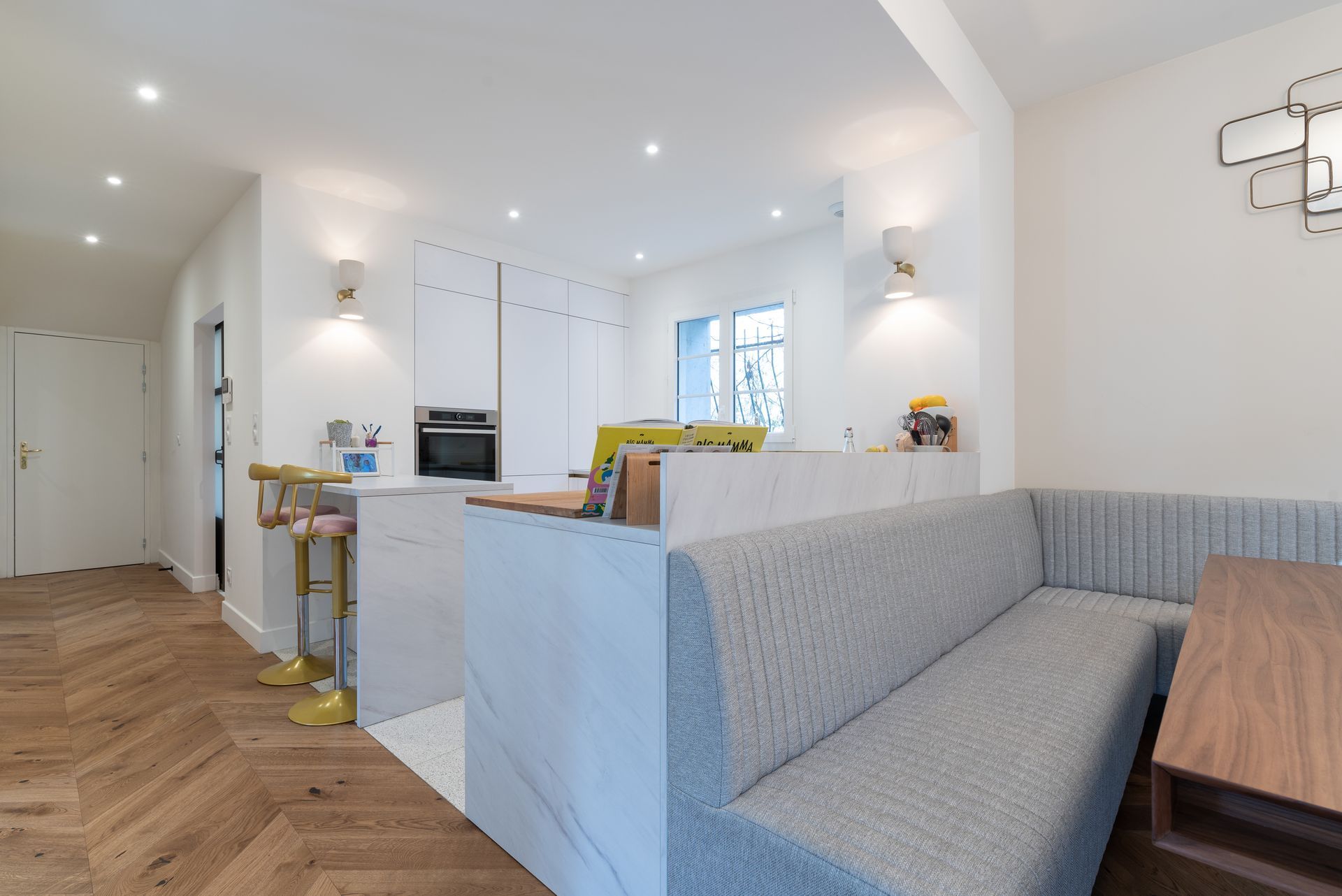 Banquette en angle autour de la table