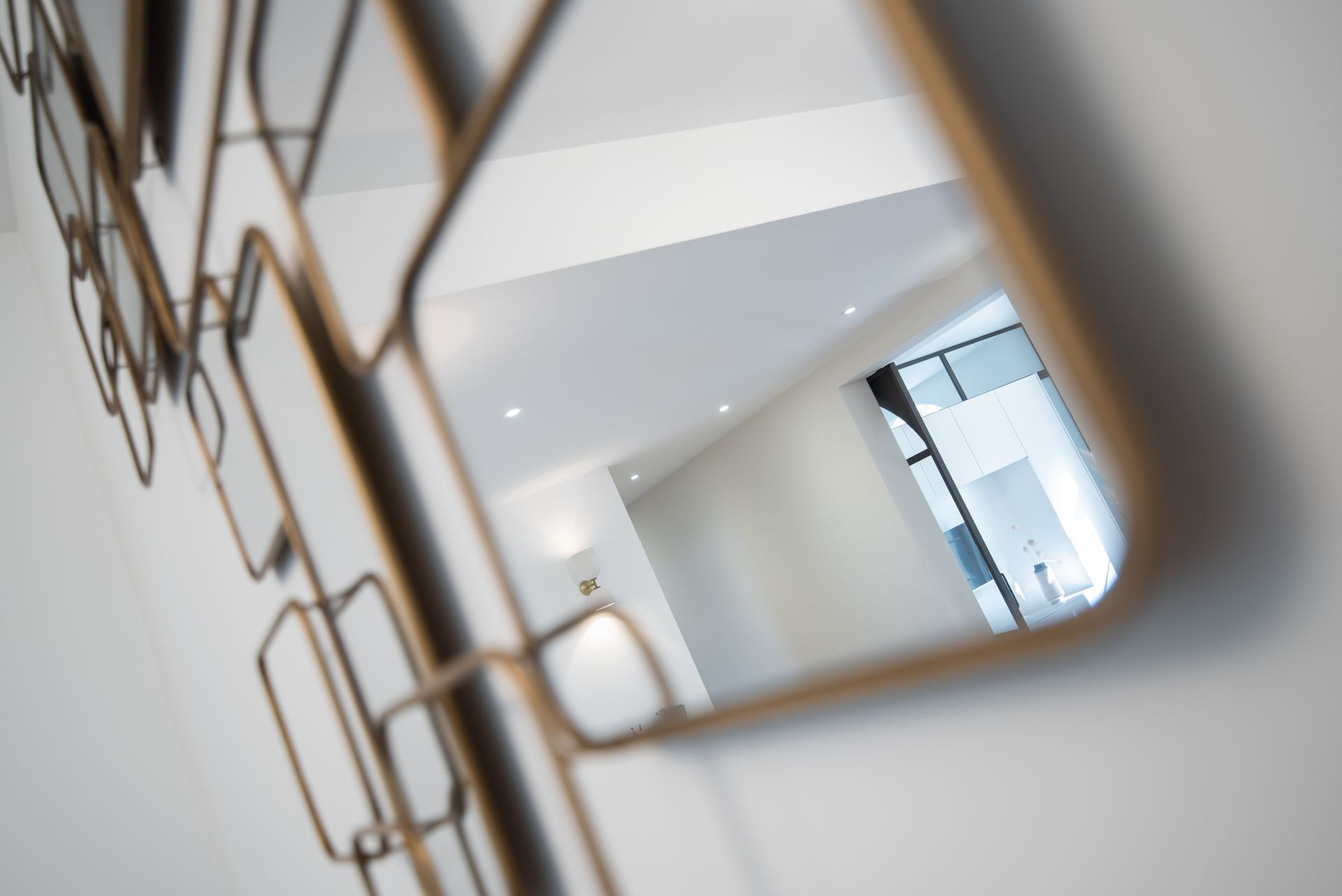 Miroir avec des cardes dorées