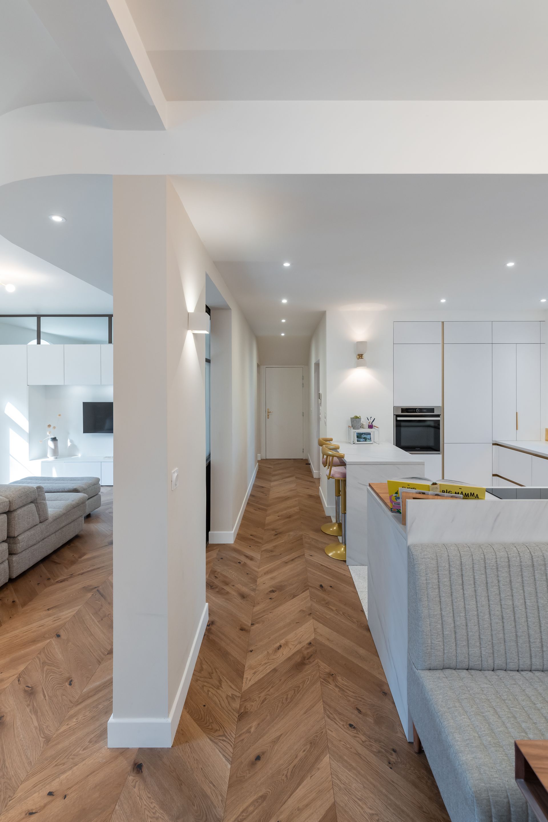 Cuisine ouverte sur le couloir et le salon