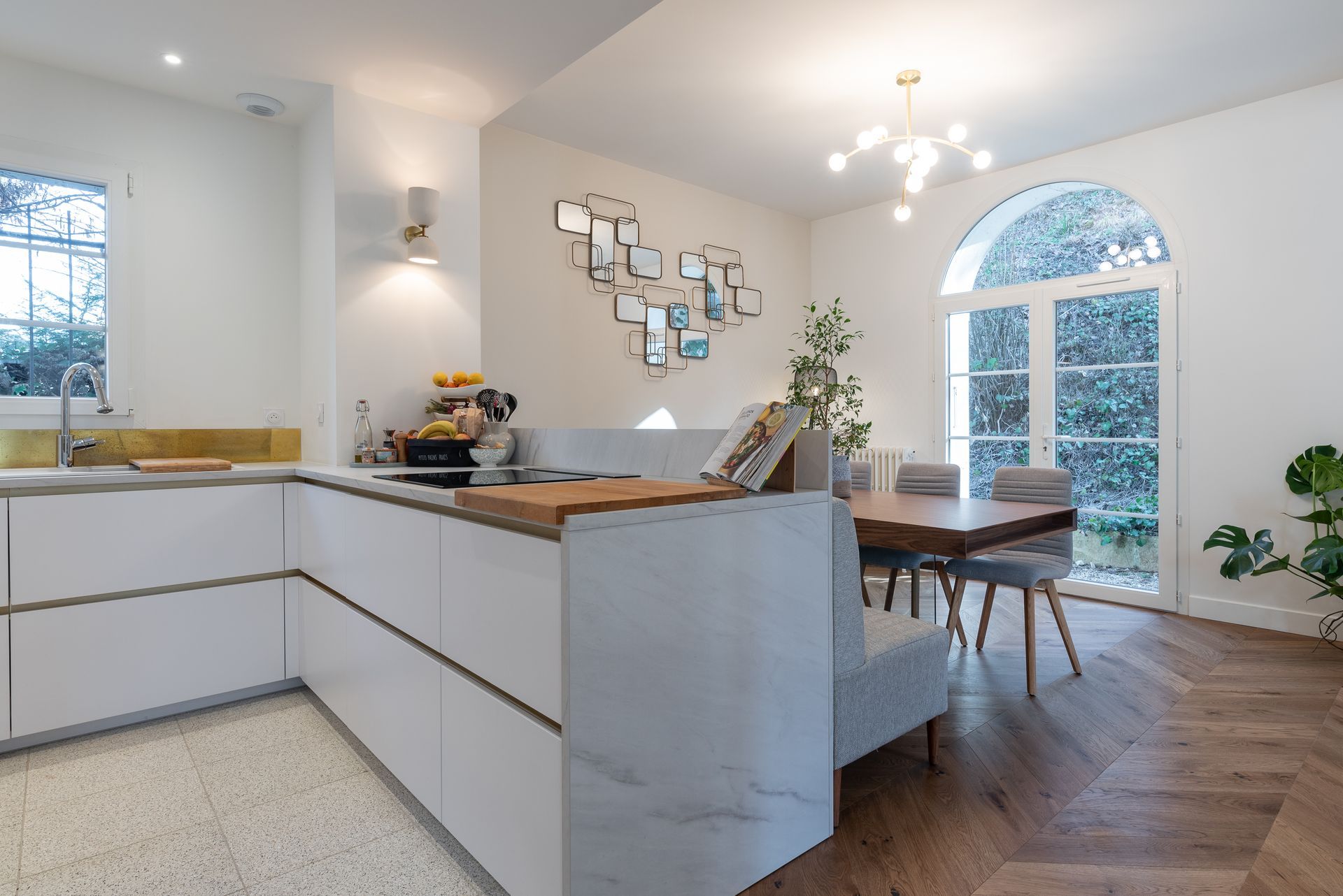 Salle à manger avec une baie vitrée