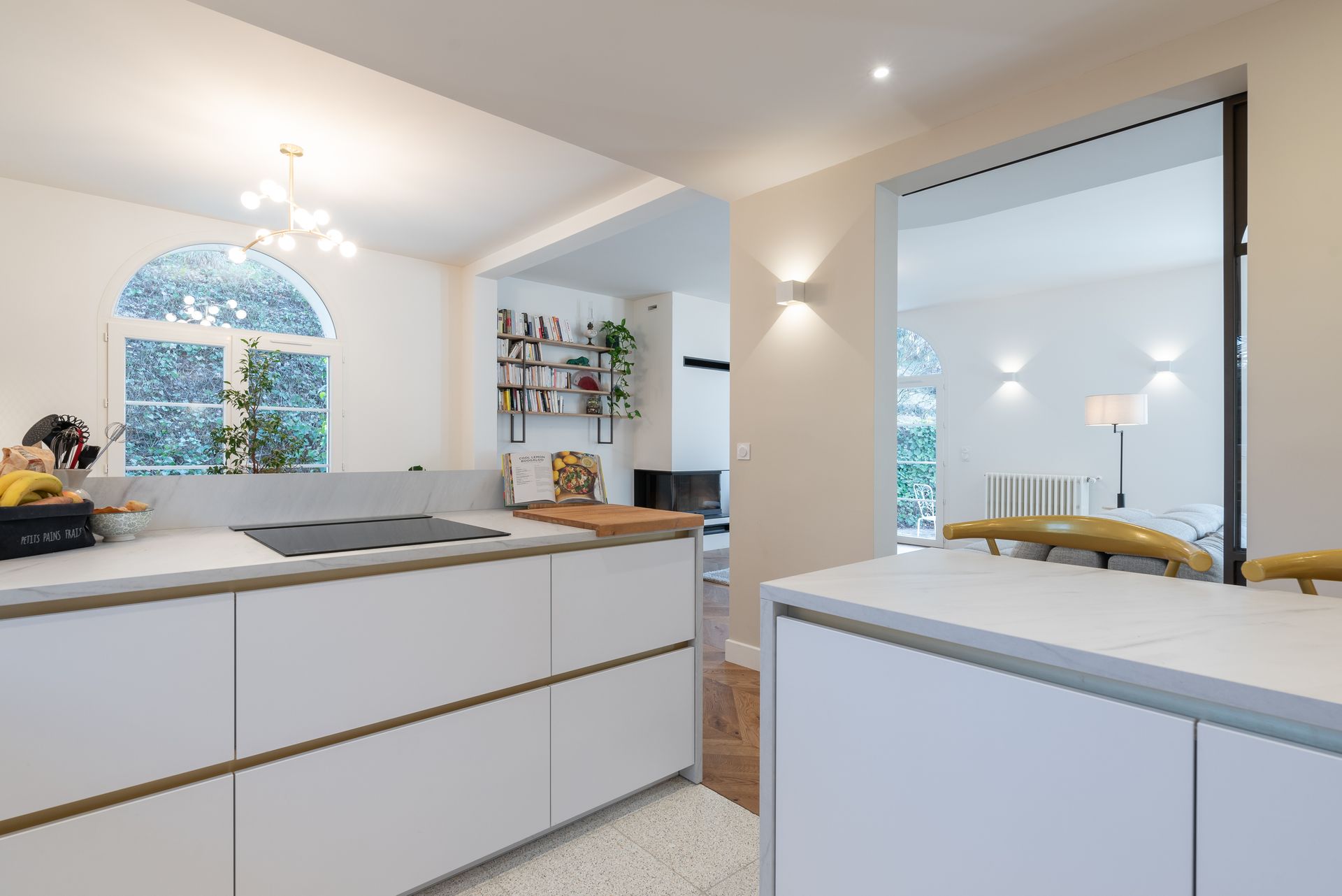 Grande cuisine avec des meubles blancs