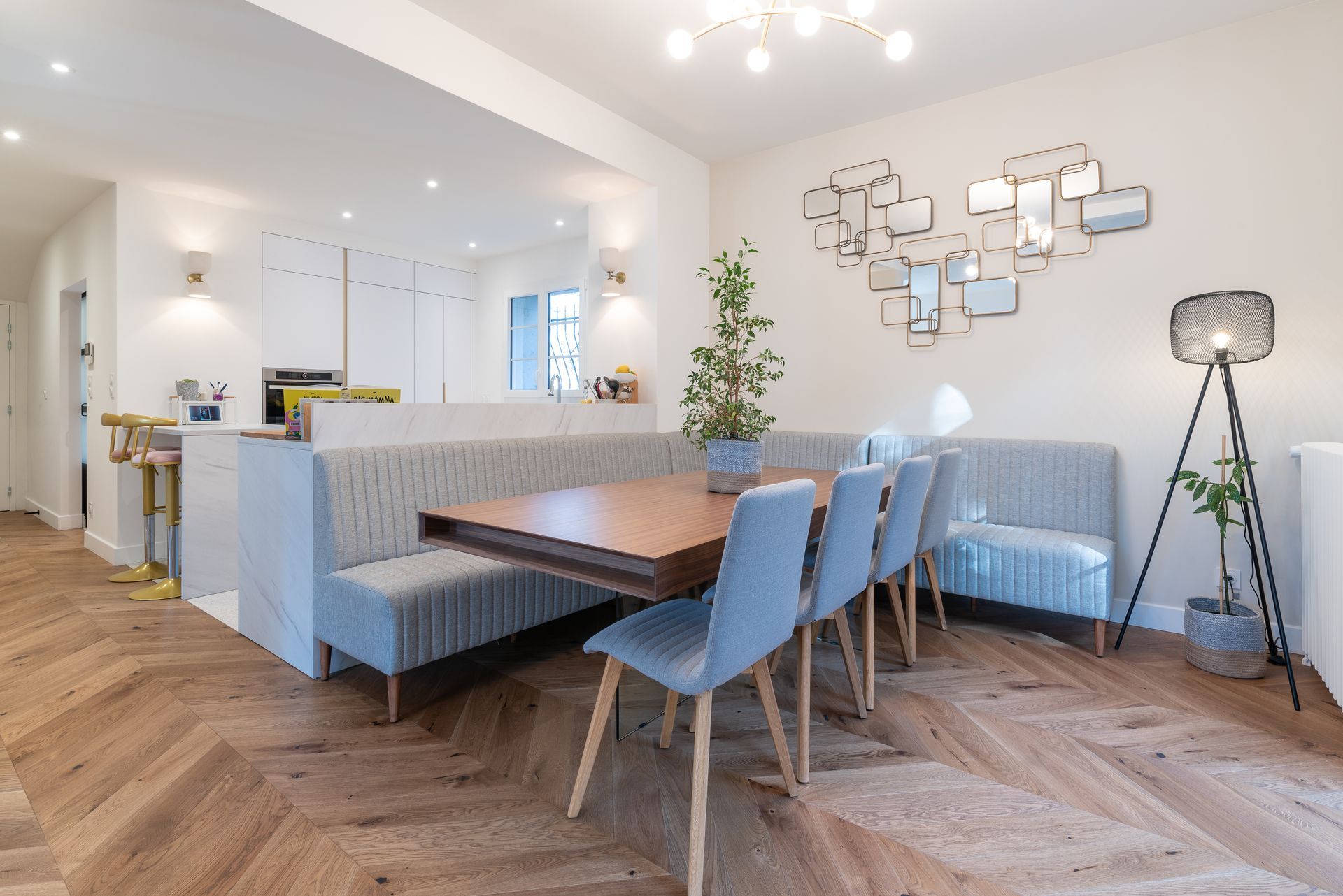 Table en bois dans la salle à manger