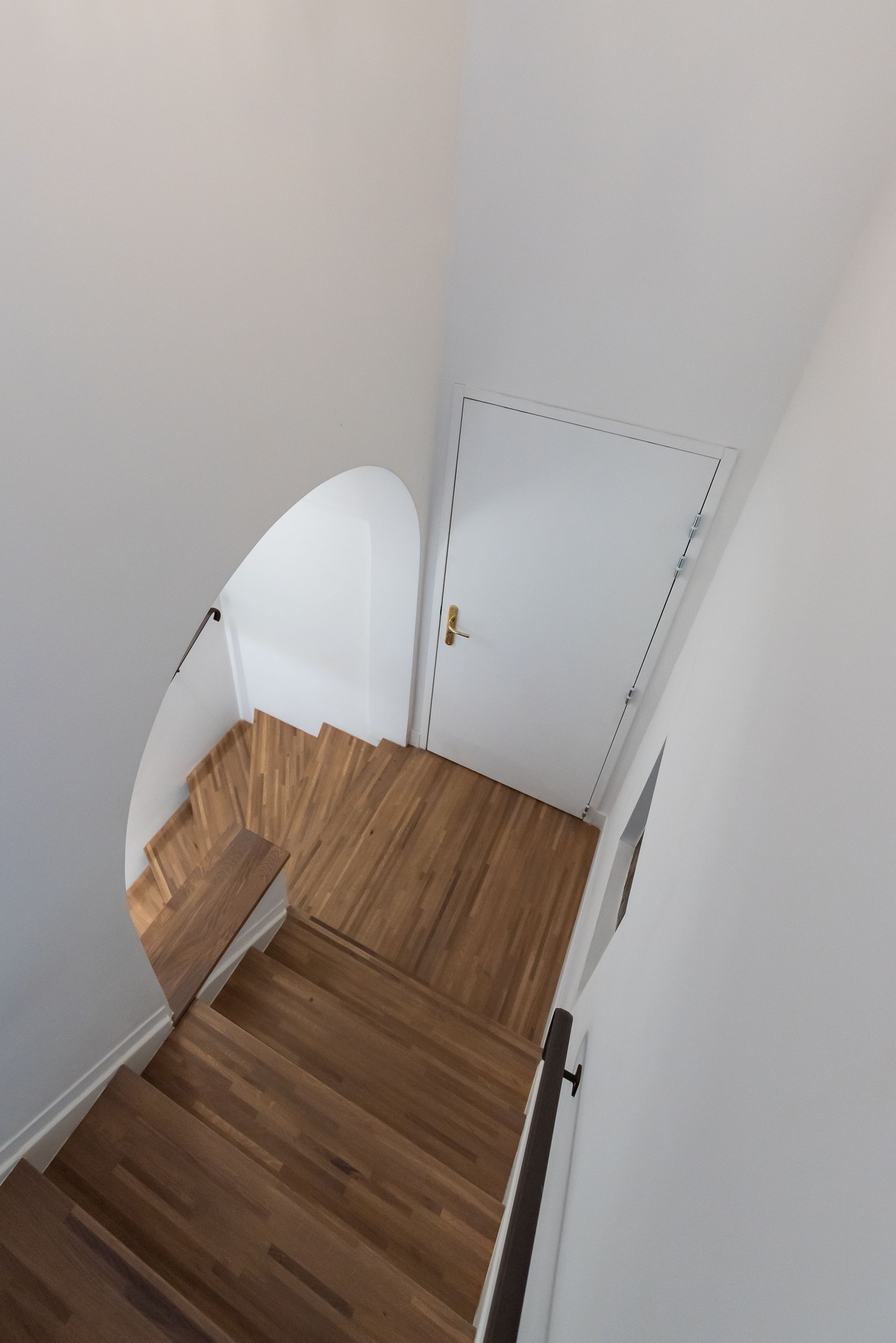 Descente d'escalier avec ouverture en arc