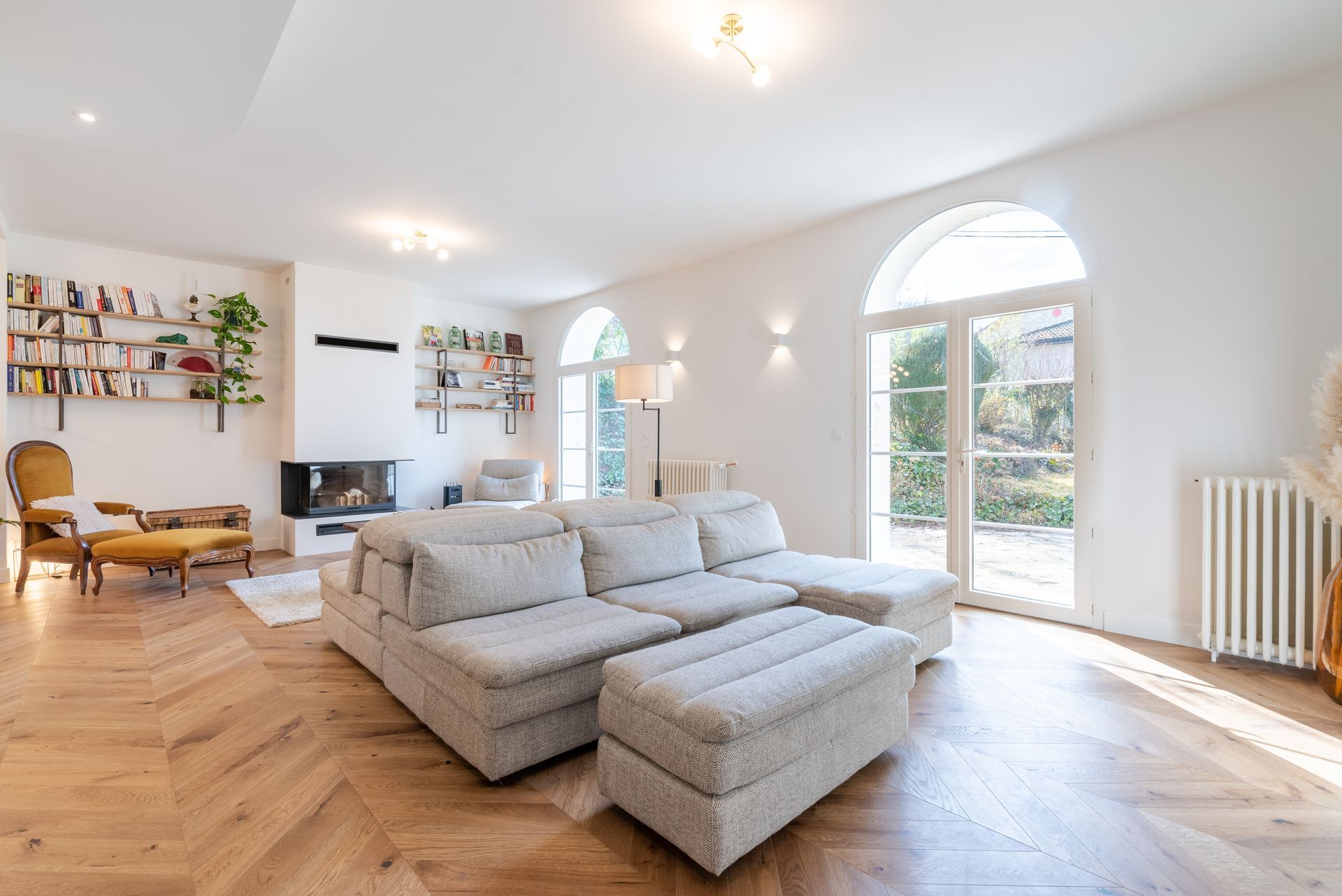 Salon avec 2 grandes baies vitrées