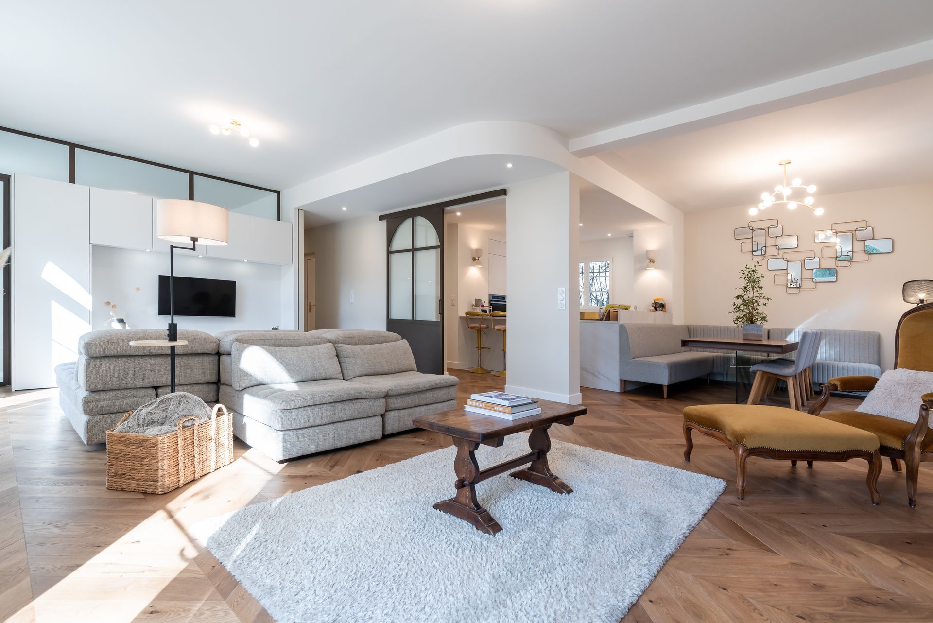 Grand salon avec canapé et tapis gris