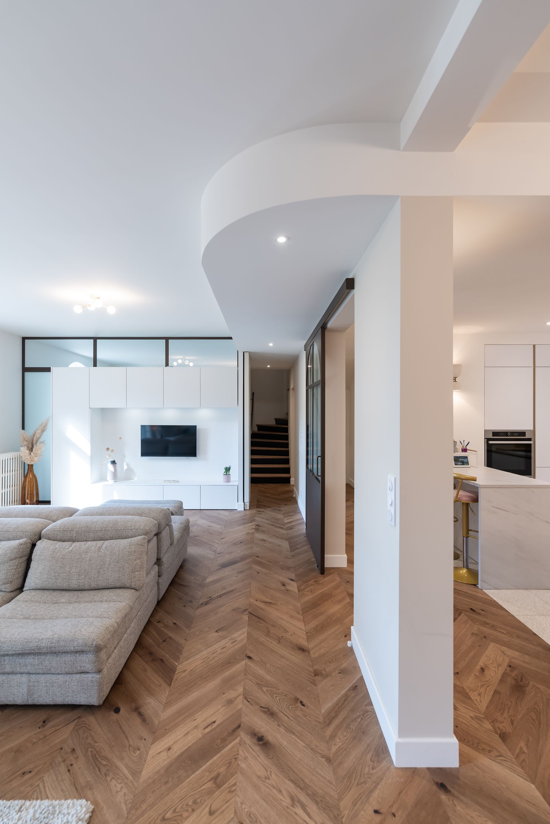 Salon avec une ouverture sur la cuisine