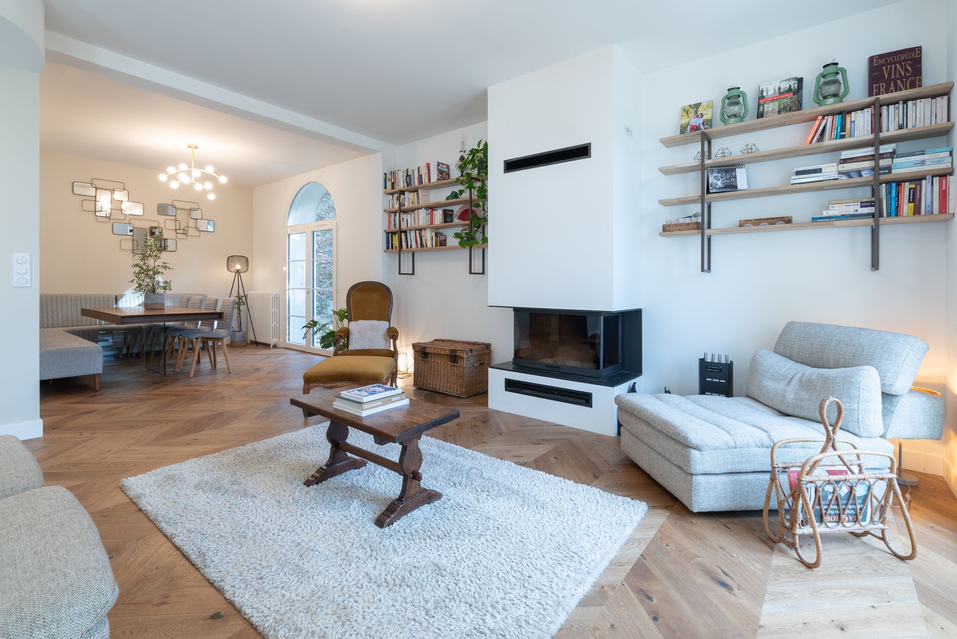 Salon avec une cheminée