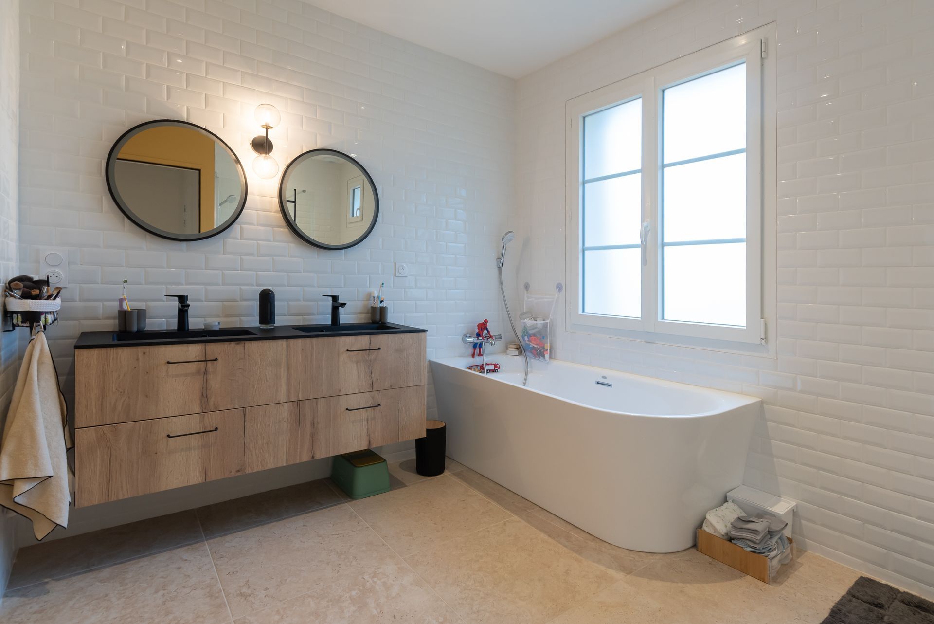 Salle de bains avec mobilier en bois