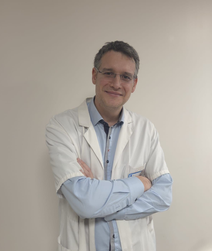 Le Dr Christian CHAUVIN dans son cabinet.