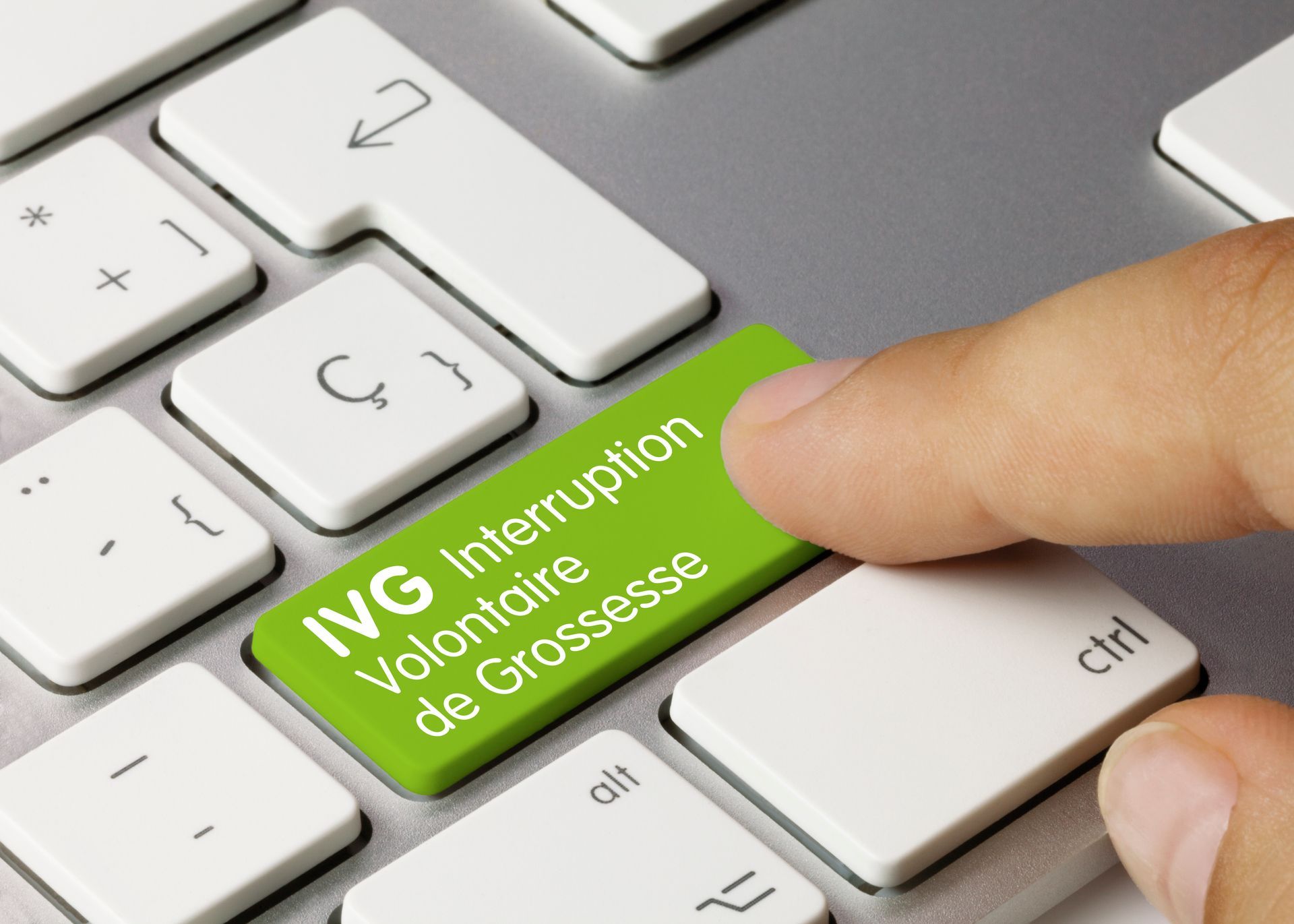 Touche verte étiquetée 'IVG Interruption Volontaire de Grossesse' (Interruption volontaire de grossesse) sur un clavier.