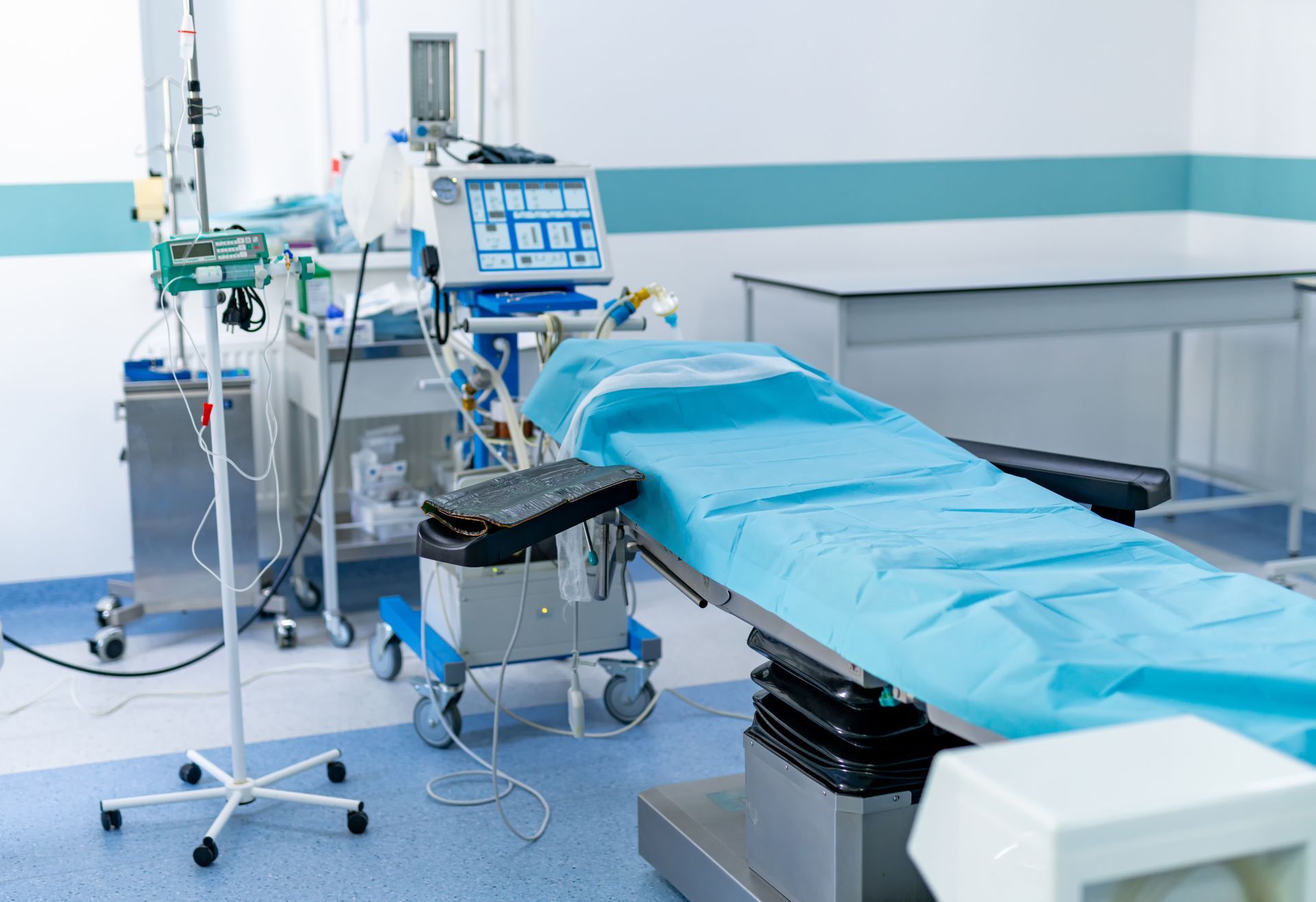 Gros plan sur une chaise d'examen blanche dans un cabinet médical.