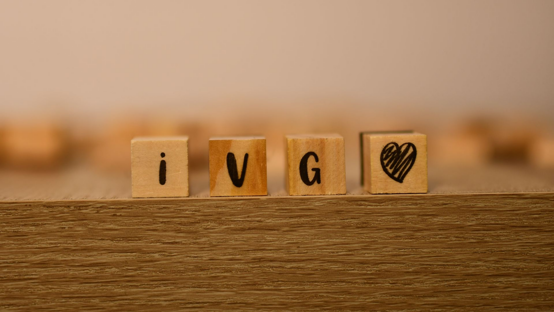 Des blocs de bois épellent les lettres I, V, G et un dessin de cœur.
