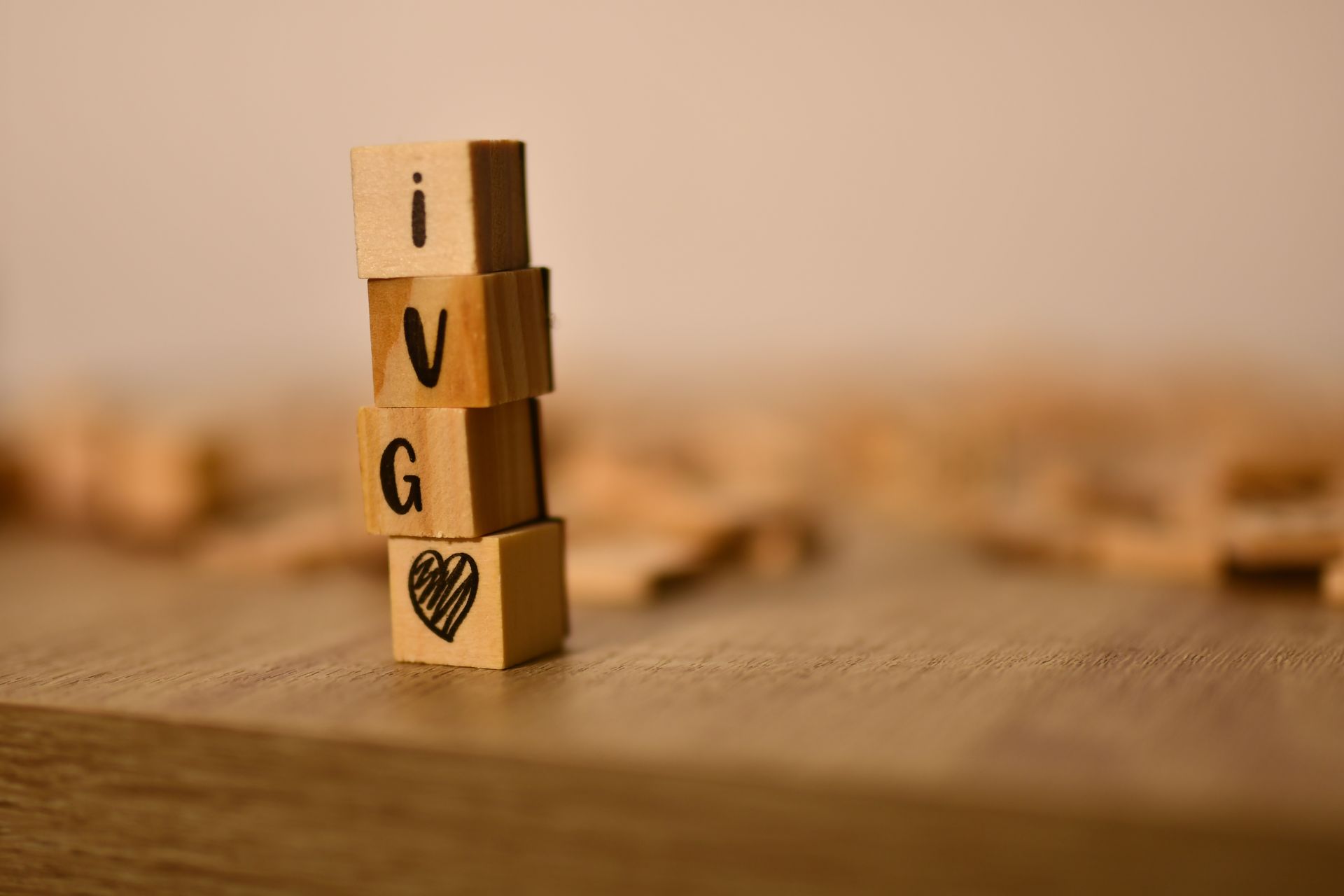 Des blocs de bois empilés forment les initiales 'IVG'.