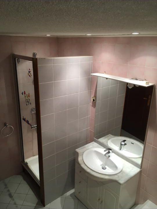 Douche et lavabo avant