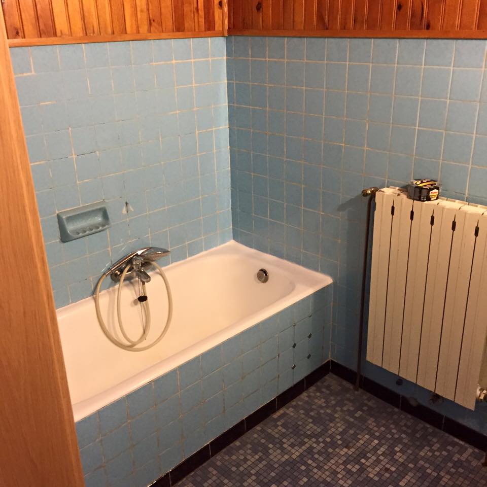 Baignoire dans salle de bains avant