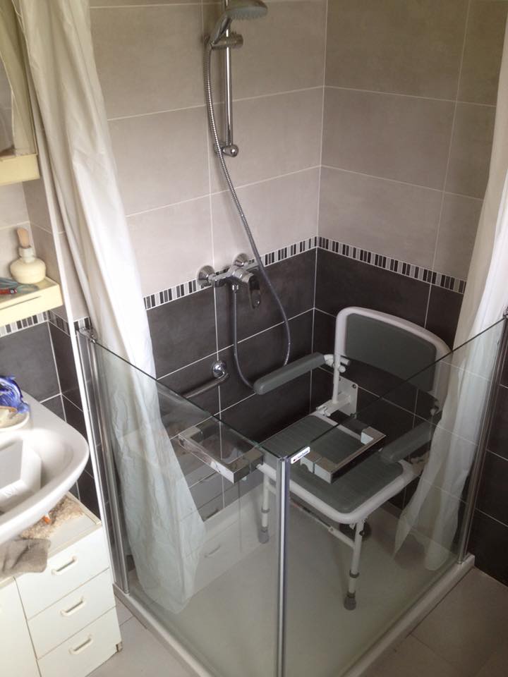 Douche avec accessibilité senior