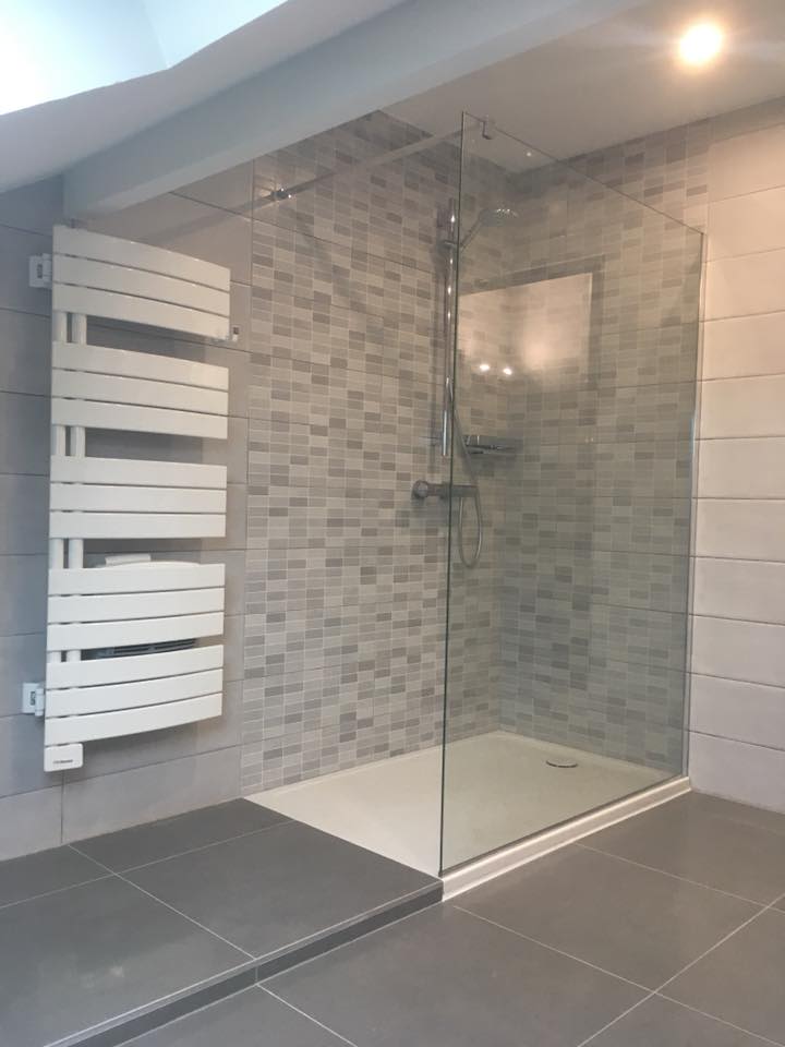 Douche à l’italienne dans salle de bains moderne