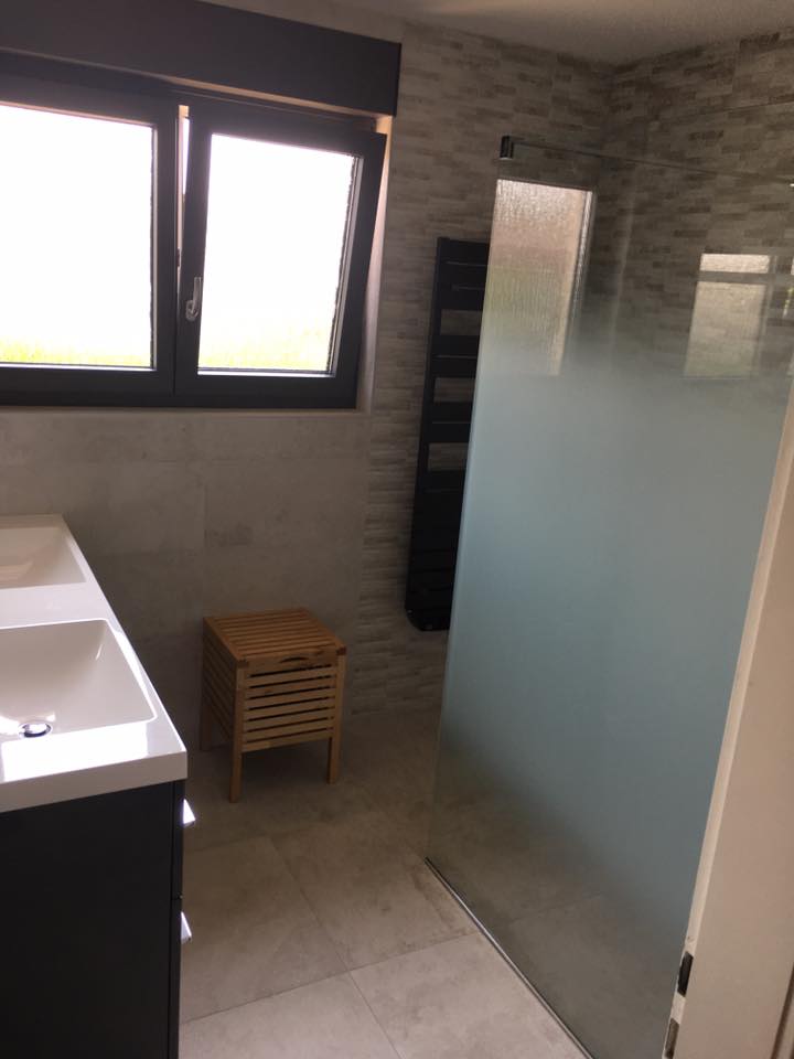 Nouvelle salle de bains avec douche à l’italienne