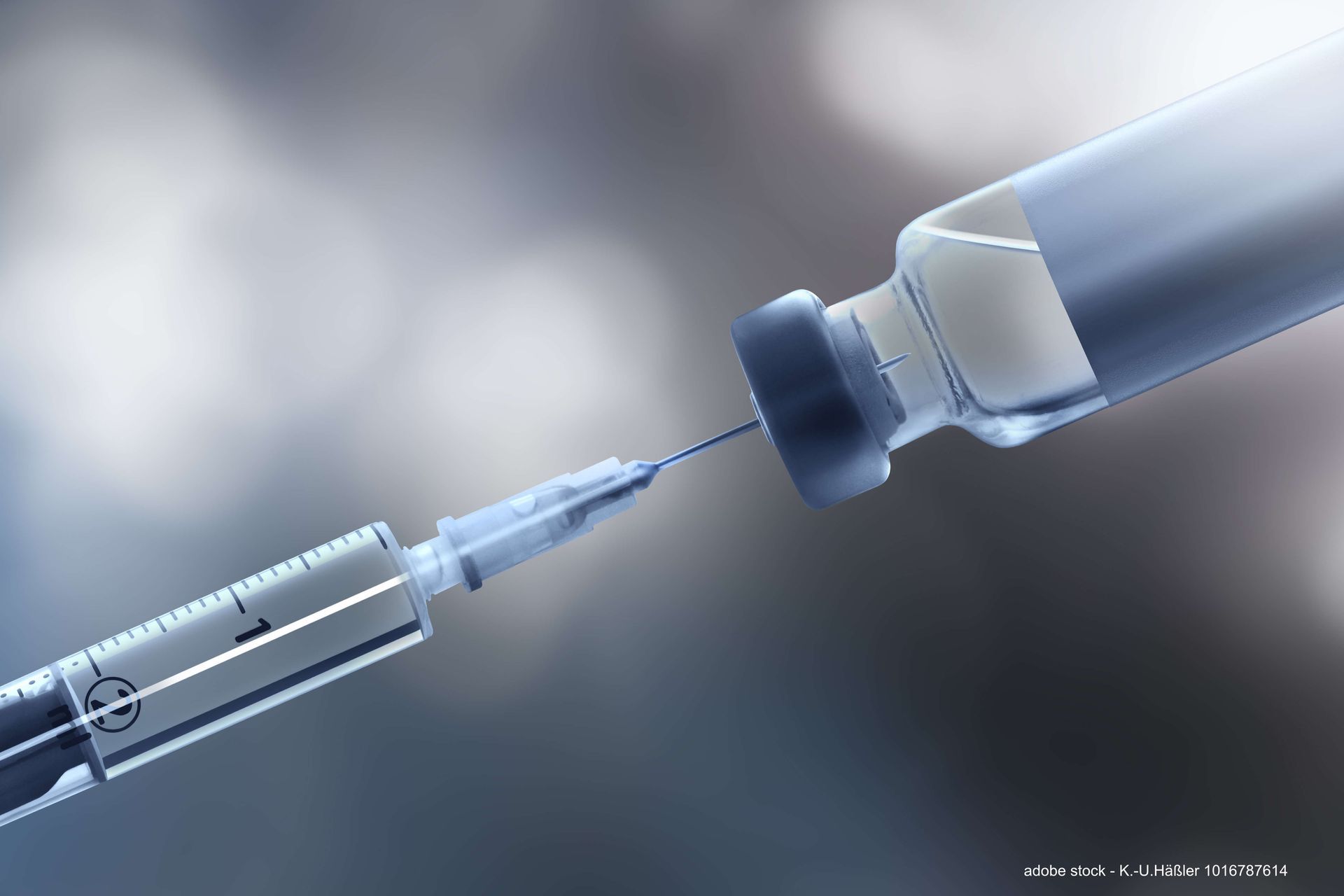 Spritze wird mit Medizin aufgezogen