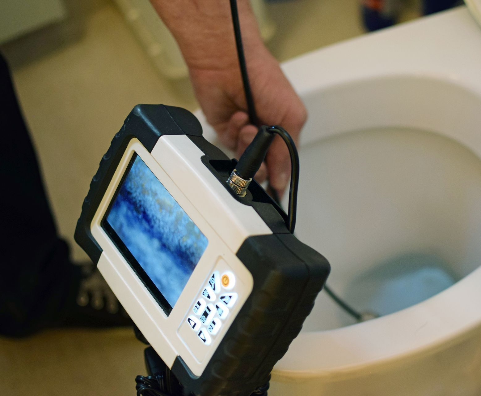 Passage d'une caméra spécifique dans des toilettes