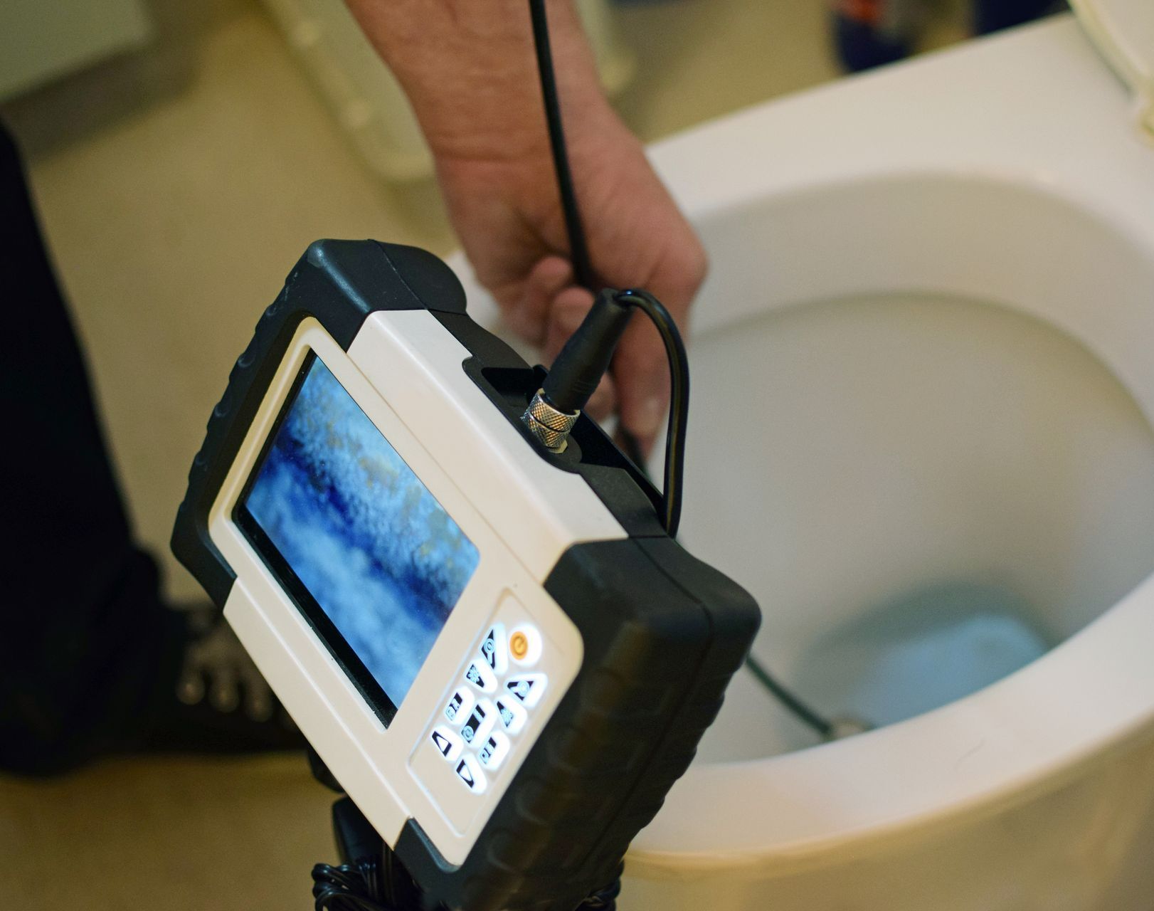 Passage d'une caméra dans des toilettes pour détecter la présence de bouchons