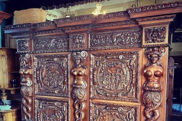 Antikes Möbelstück mit aufwändigen Ornamenten