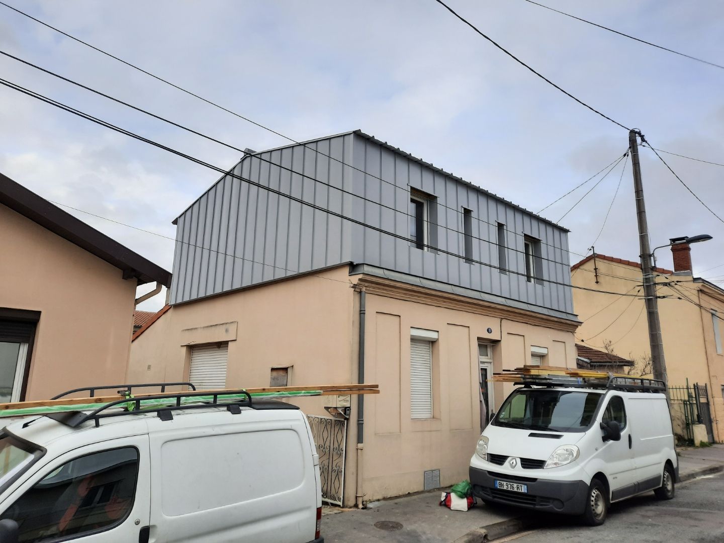Surélévation d'une maison avec bardage en acier