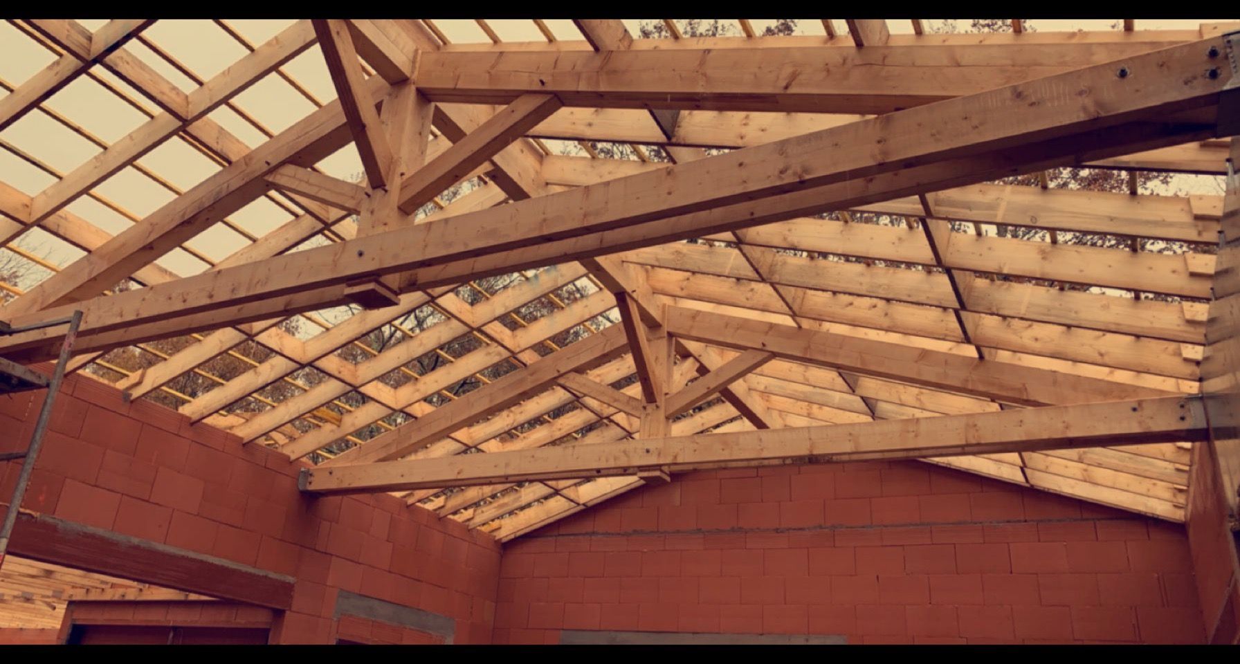 Charpente américaine vue du dessous pour une construction