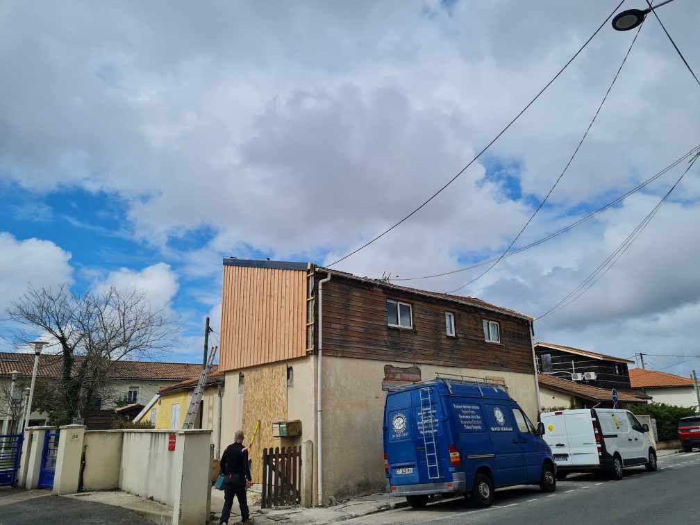 Surélévation d'une maison avec un bardage en bois