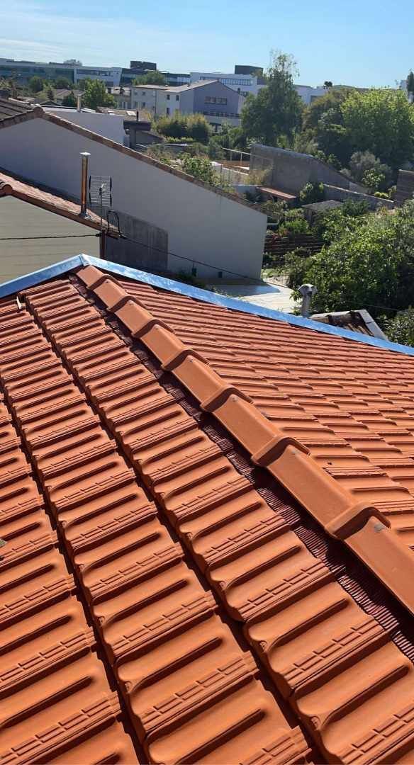 Travaux de zinguerie avec toiture en tuiles en terre cuite