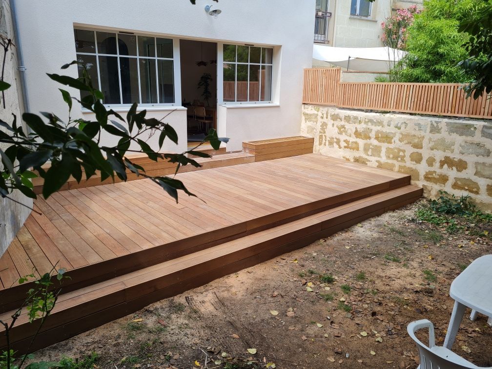 Terrasse en bois avec une marche sur mesure