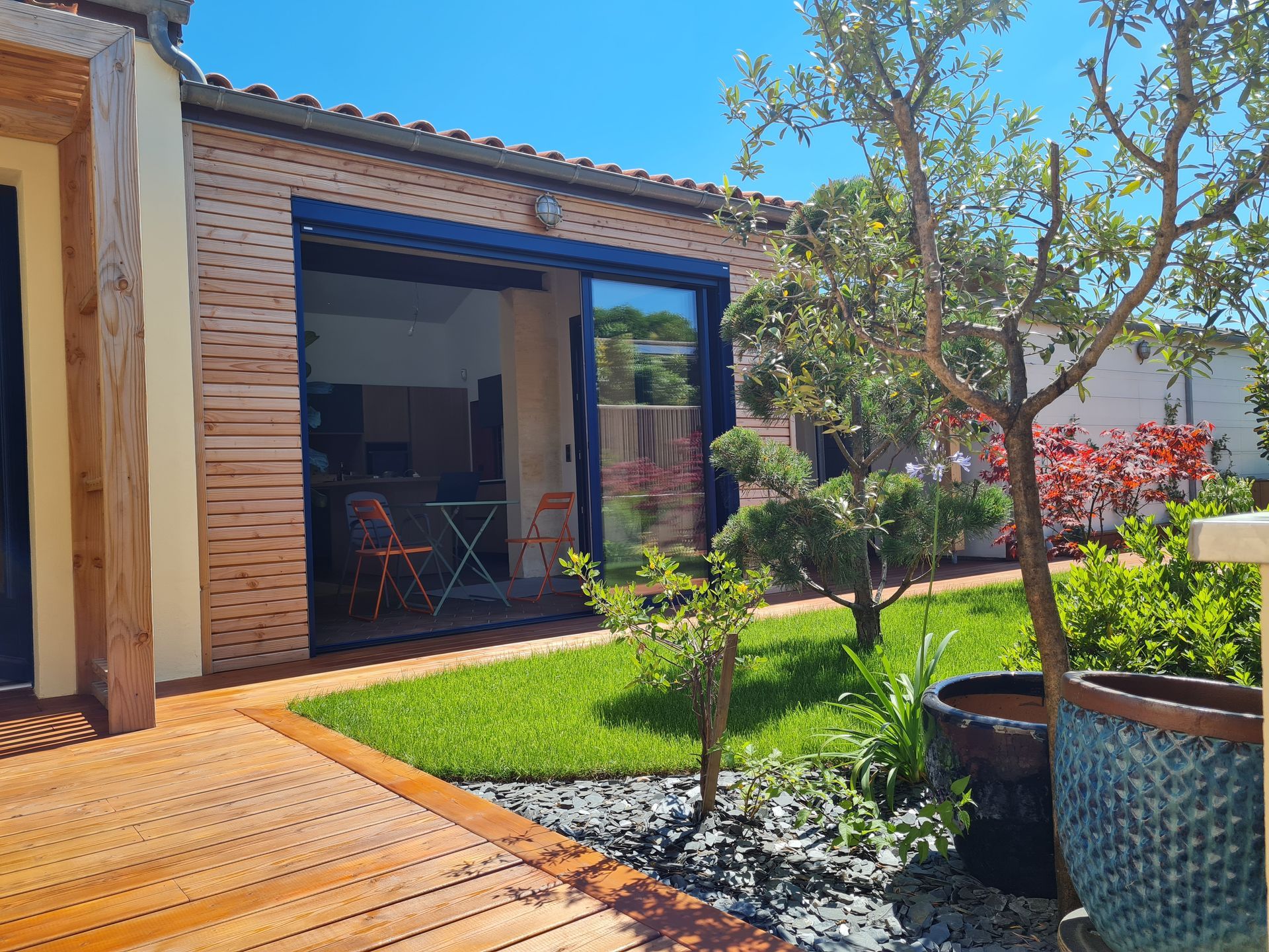 Terrasse en bois qui fait le tour d'un logement