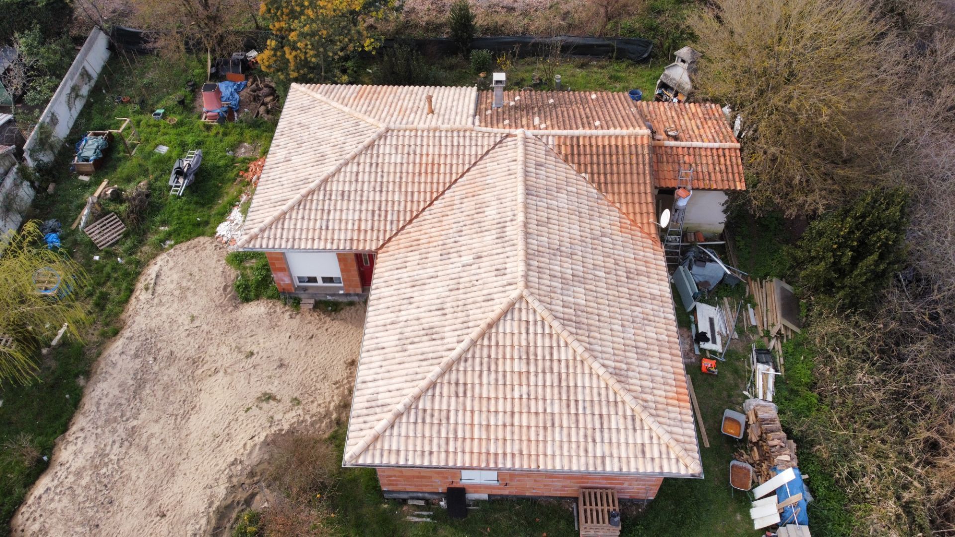 Nettoyage de toiture en cours avec vue d'un drone