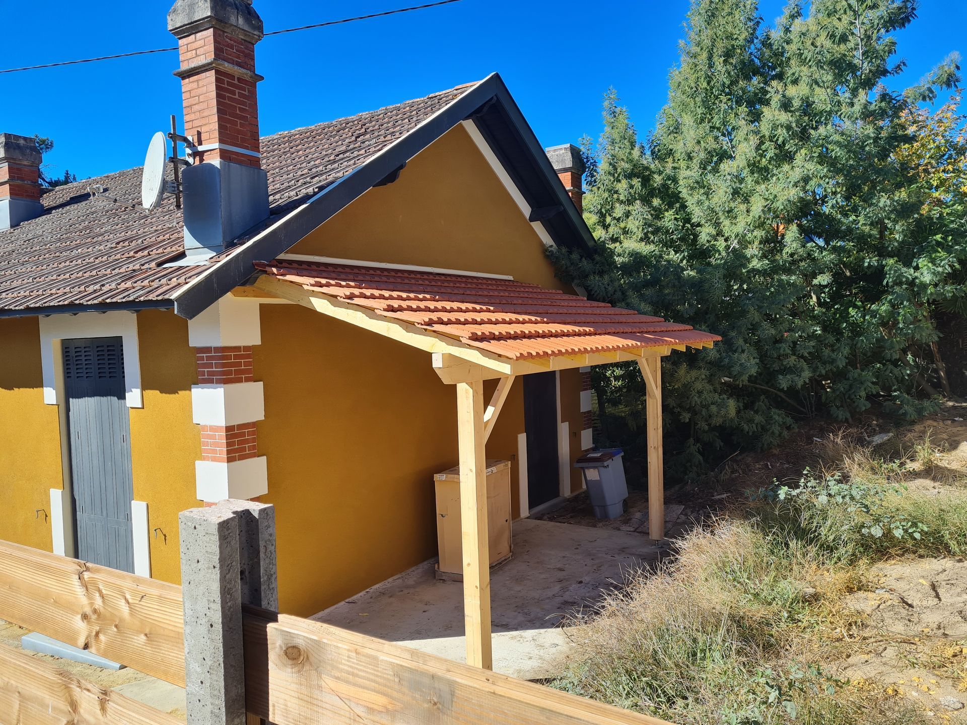 Toiture pour une cour extérieure avec des tuiles