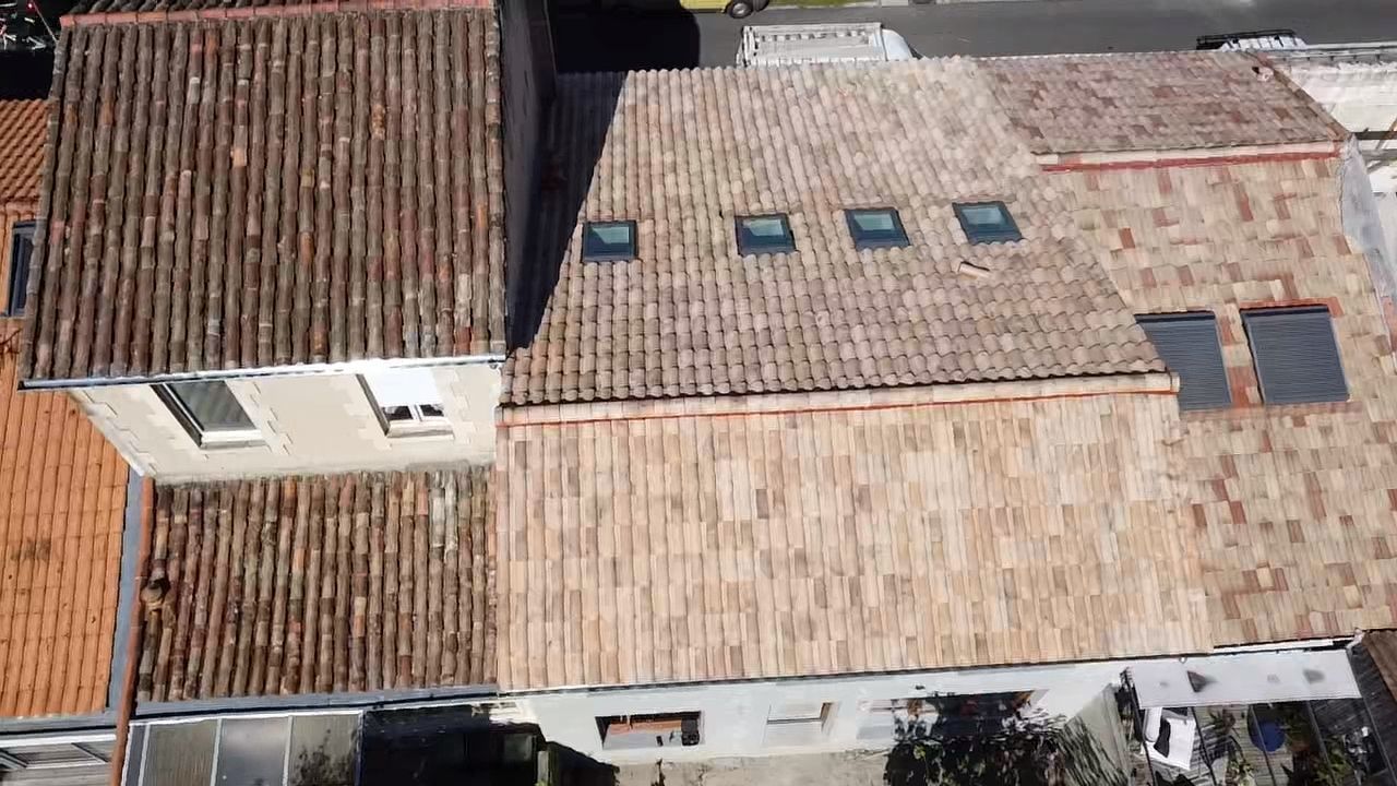 Toiture en tuiles avec fenêtres de toit