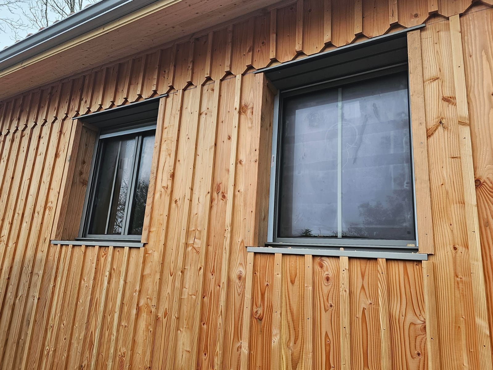 Bardage en bois en cours de pose sur une façade