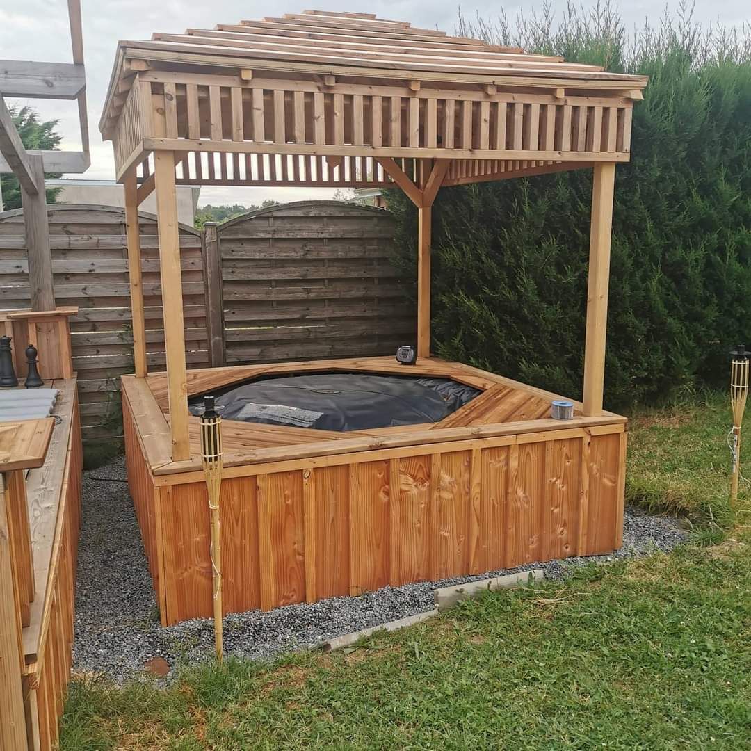 Jacuzzi avec une toiture en bois pour le protéger