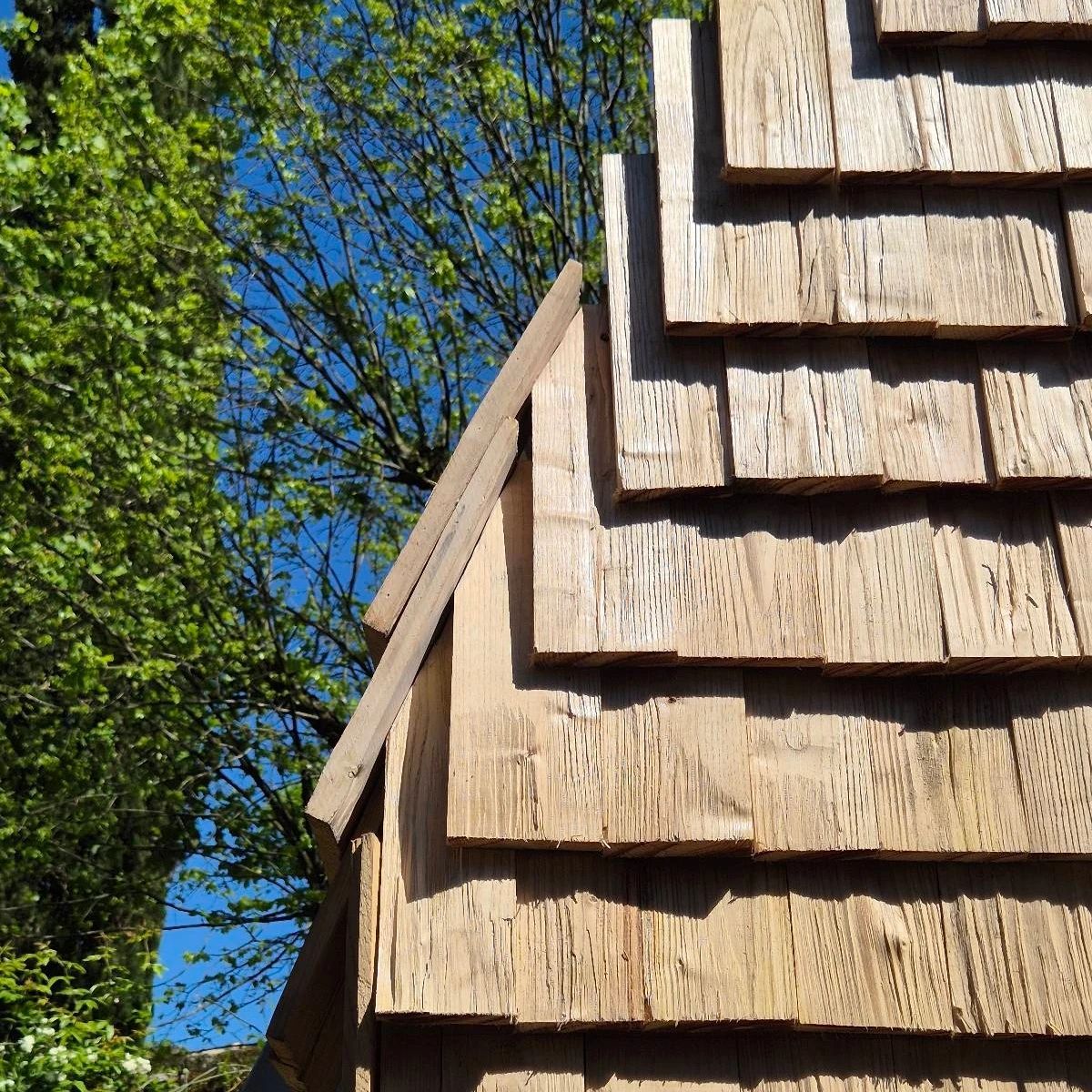 Bardage en bois pour une façade près de la toiture