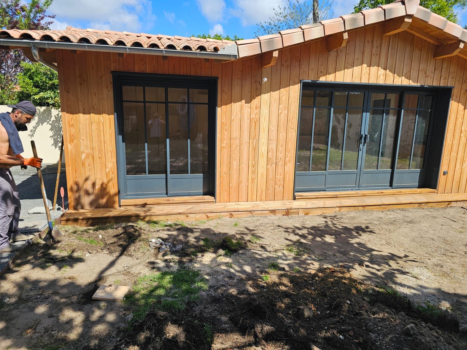 Menuiseries vitrées installées sur une façade en bois