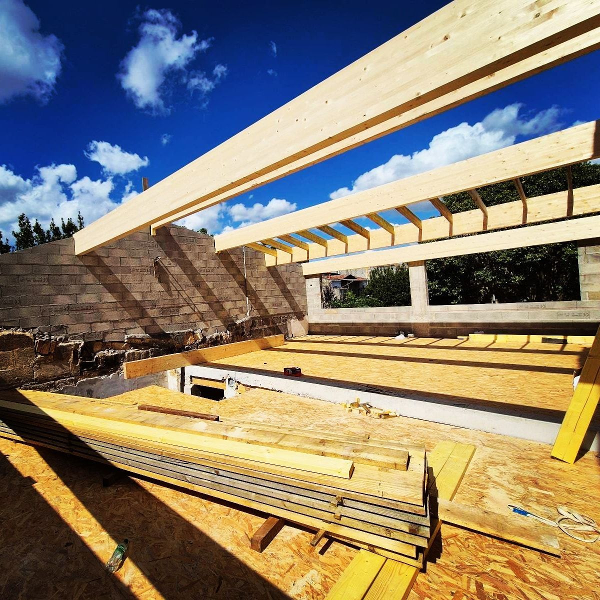 Pose d'une charpente en cours