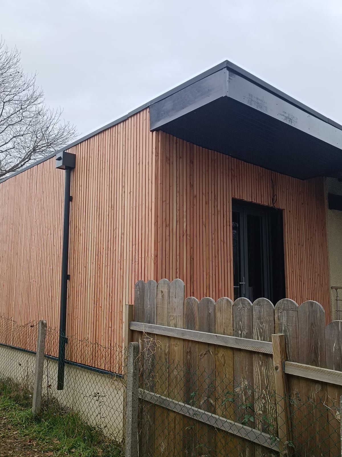 Bardage en bois pour une maison de plain-pied
