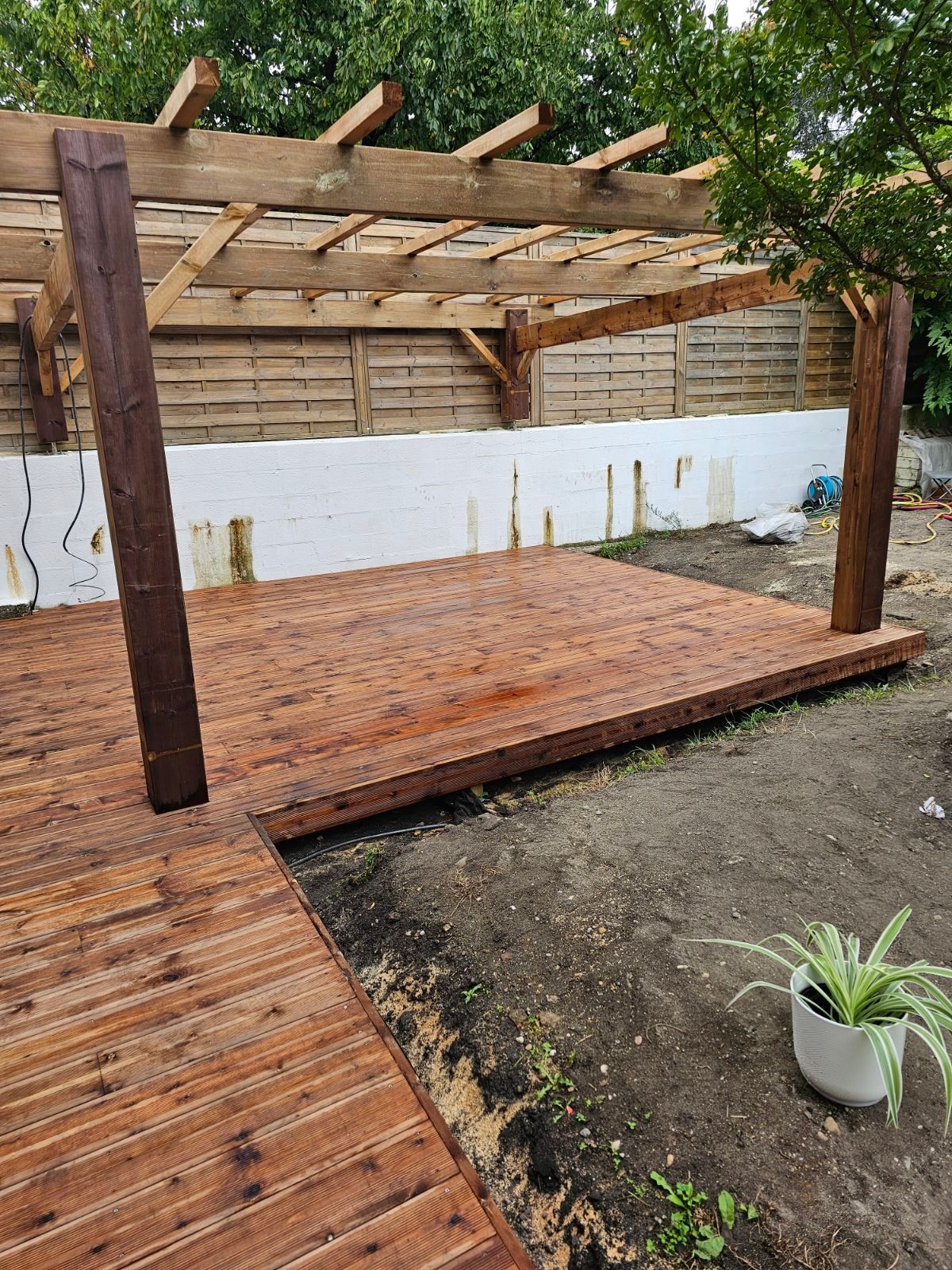 Construction d'une terrasse en L avec une pergola au-dessus