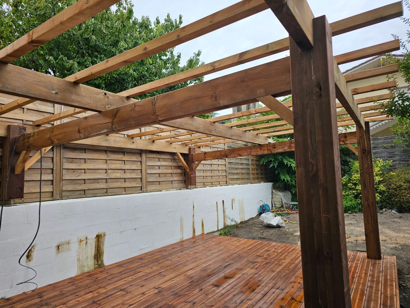 Construction d'une terrasse avec une pergola au-dessus
